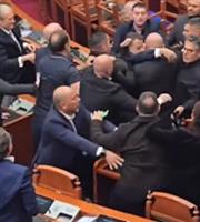 Σκηνές χάους στην αλβανική Βουλή: Βουλευτές πιάστηκαν στα χέρια