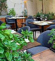 Κρυμμένες αυλές στην Αθήνα που έχουν κάτι να σου πουν