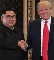 Ιστορική χειραψία Τραμπ και Κιμ Γιονγκ Ουν