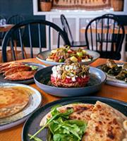 Πού να δοκιμάσεις τέλεια ρακή με μεζεδάκια στην Αθήνα