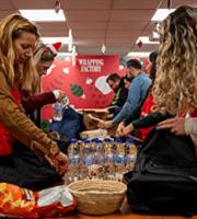 Καταναλωτές και εργαζόμενοι της Coca-Cola Τρία Έψιλον μαζί στηρίζουν τους συνανθρώπους τους