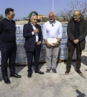 Μεγάλη δωρεά εμφιαλωμένων νερών στην Αίγινα από το ΕΕΑ