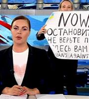 Ελεύθερη με πρόστιμο €255 η Ρωσίδα με το αντιπολεμικό μήνυμα στο κρατικό κανάλι