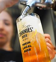 H ζυθοποιία Johnnies' beer της ακριτικής Δράμας κάνει το μπαμ στην παραγωγή