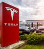 Tesla: Έκανε την πρώτη αυτόνομη παράδοση σε σπίτι πελάτη