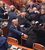 Σκηνές χάους στην αλβανική Βουλή: Βουλευτές πιάστηκαν στα χέρια