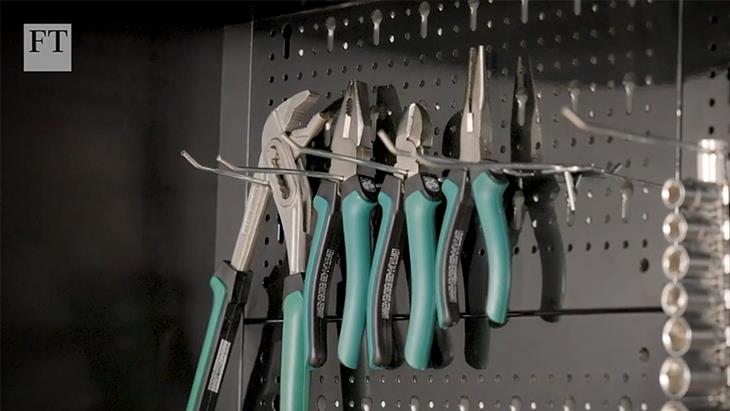 Η «μεγάλη επιστροφή» για τεχνίτες, υδραυλικούς και ηλεκτρολόγους